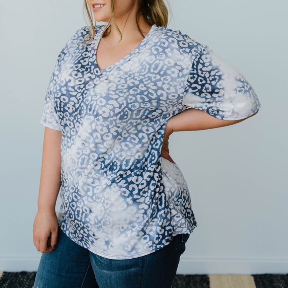 Fading Away Leopard V-Neck in Navy - Picture 7 of 11